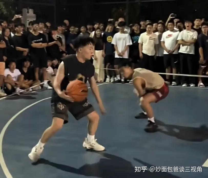 开云网址-携带球（翻腕）翻腕运球不违例篮球新规则